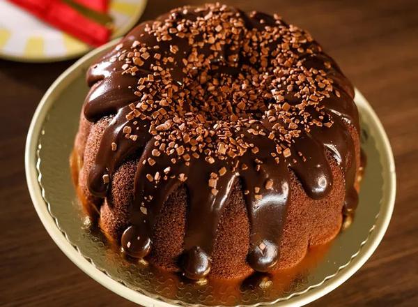 BOLO GOURMET REDONDO UND BRIGADEIRO