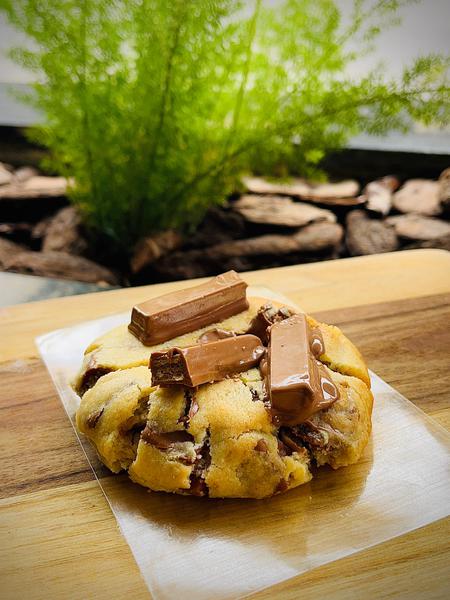 MEGA COOKIE KITKAT