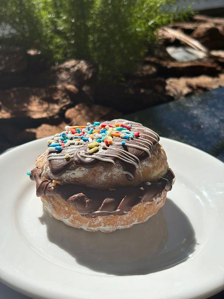 MEGA DONUTS COM DOCE DE LEITE