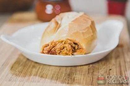 PAO COM FRANGO E REQUEIJAO