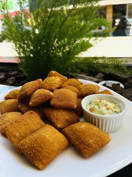 PORÇÃO DE QUEIJO GOUDA EMPANADO