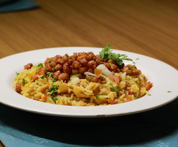 ARROZ DE MOQUECA COM FEIJAO FRITO