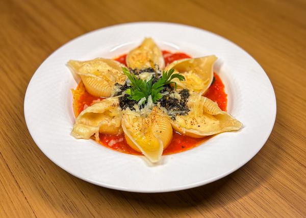 CONCHIGLIONNI RECHEADA COM CREME DE QUEIJO AO MOLHO DE TOMATE E PESTO