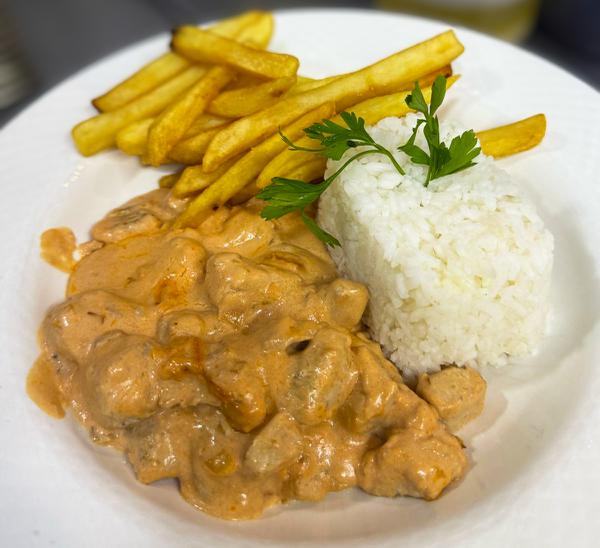 ESTROGONOFE DE FRANGO COM ARROZ E BATATAS FRITAS
