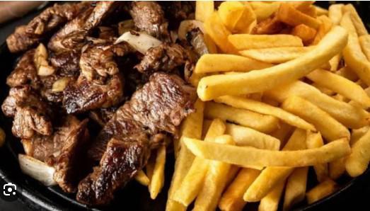 FILÉ DE CARNE COM BATATAS FRITAS