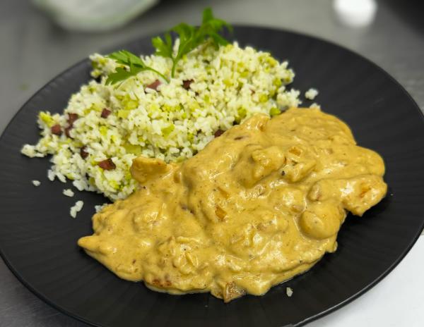 FRANGO AO MOLHO BRANCO COM ARROZ DE CALABRESA PICADINHA