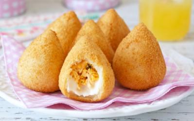 MINI COXINHA DE FRANGO COM CATUPIRY