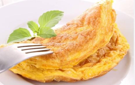 OMELETE DE FRIGIDEIRA COM FRANGO