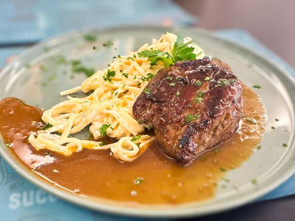 TORNEDOR DE FILÉ MIGNON C/MOLHO MADEIRA E LINGUINE AO MOLHO DE QUEIJO