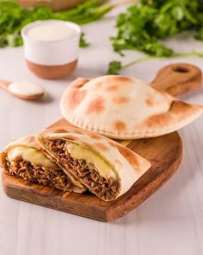 CALZONE CARNE E REQUEIJAO