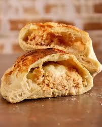 CALZONE FRANGO E REQUEIJAO