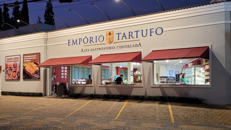 Fachada da loja Empório Tartufo na Av. Dr. Jesuíno Marcondes Machado em Campinas, com refeições congeladas artesanais