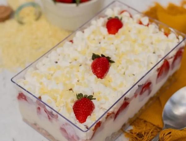 CAKE BOX CHOCOLATE BRANCO COM MORANGOS 1.25KG ANLAFFE