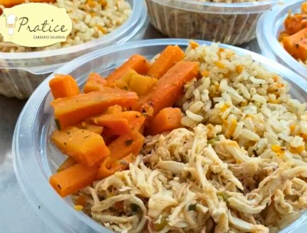 FRANGO DESFIADO COM ARROZ INTEGRAL E CENOURA 250G PRATICE FE