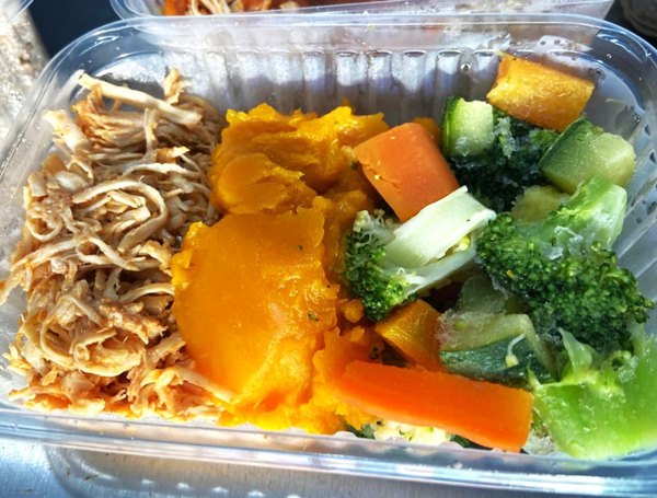 FRANGO DESFIADO, PURÊ DE ABÓBORA E LEGUMES 300G PRATO SAÚDE